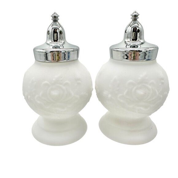 Vtg Imperial Milk Glass Ceramic Salt and Pepper Shaker Set White Silvertone Lid - Picture 1 of 7
